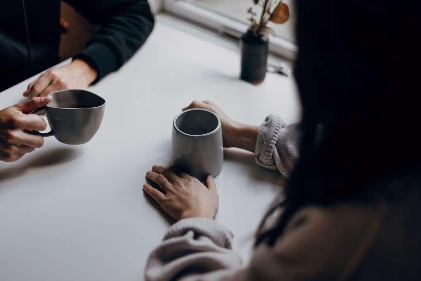 Hoe gaan we aan de slag wat een gesprek met mokken aan tafel rustig moment van verbinding en reflectie